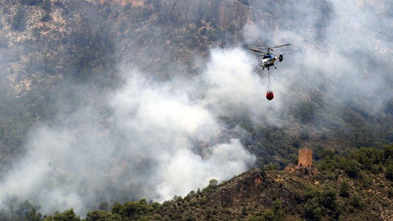 Unas 400 personas trabajan para perimetrar el incendio de Yeste