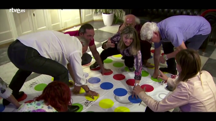 Hotel Romántico - Los huéspedes juegan al twistter