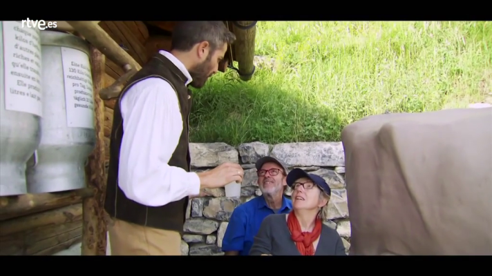 Hotel Romántico - Las parejas ordeñan juntos una vaca suiza