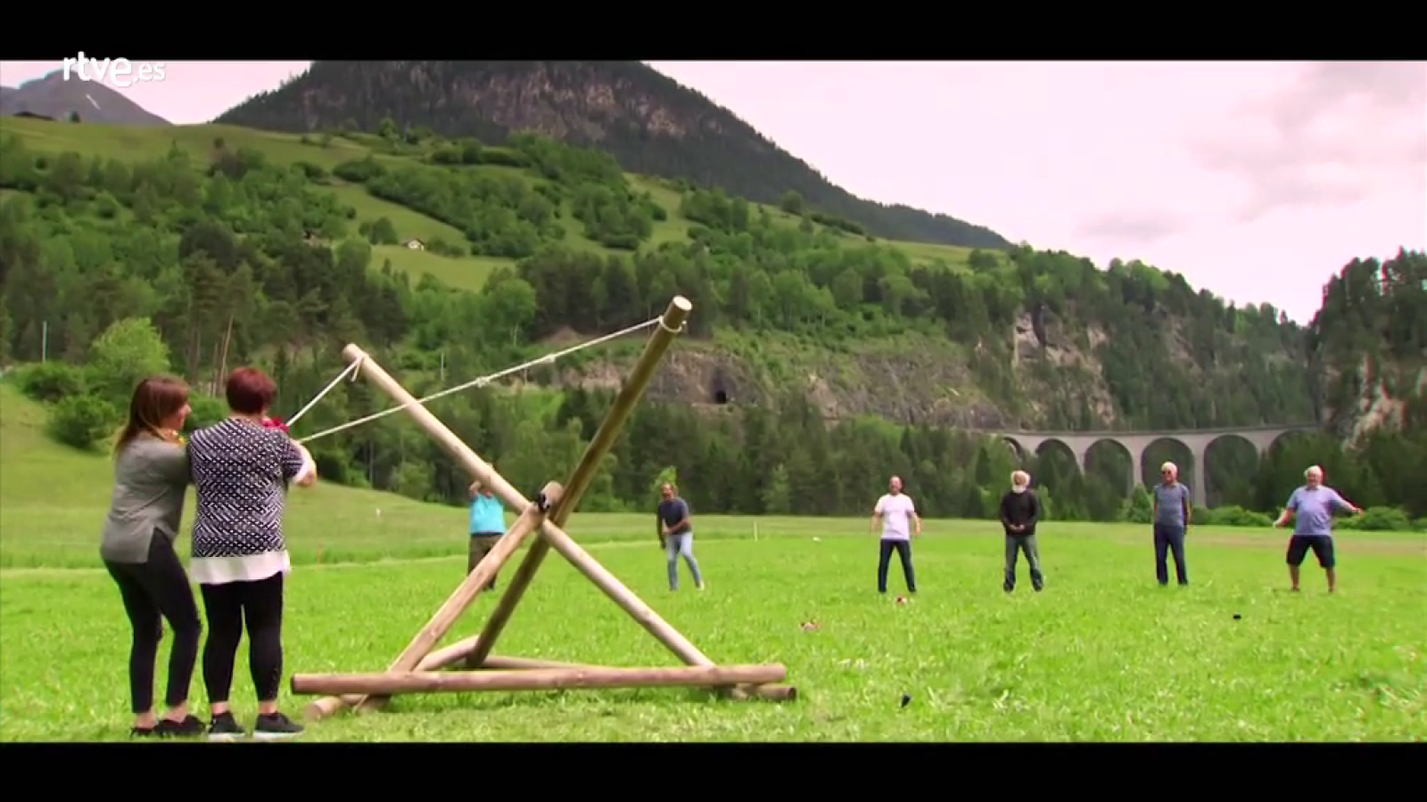 Hotel Romántico - Las mujeres lanzan su ramo gracias a un tirachinas gigante