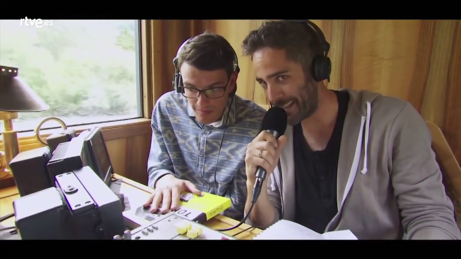 Hotel Romántico - Los huéspedes se suben al tren del amor