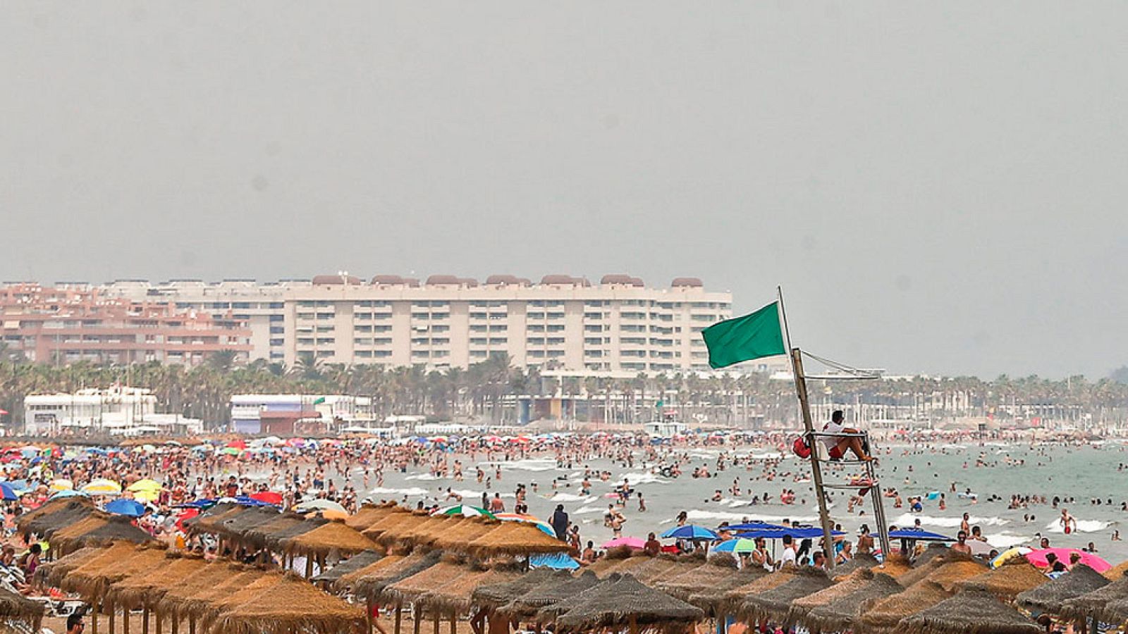 Fuertes lluvias y granizos en el nordeste  y altas temperaturas en el sureste y Baleares