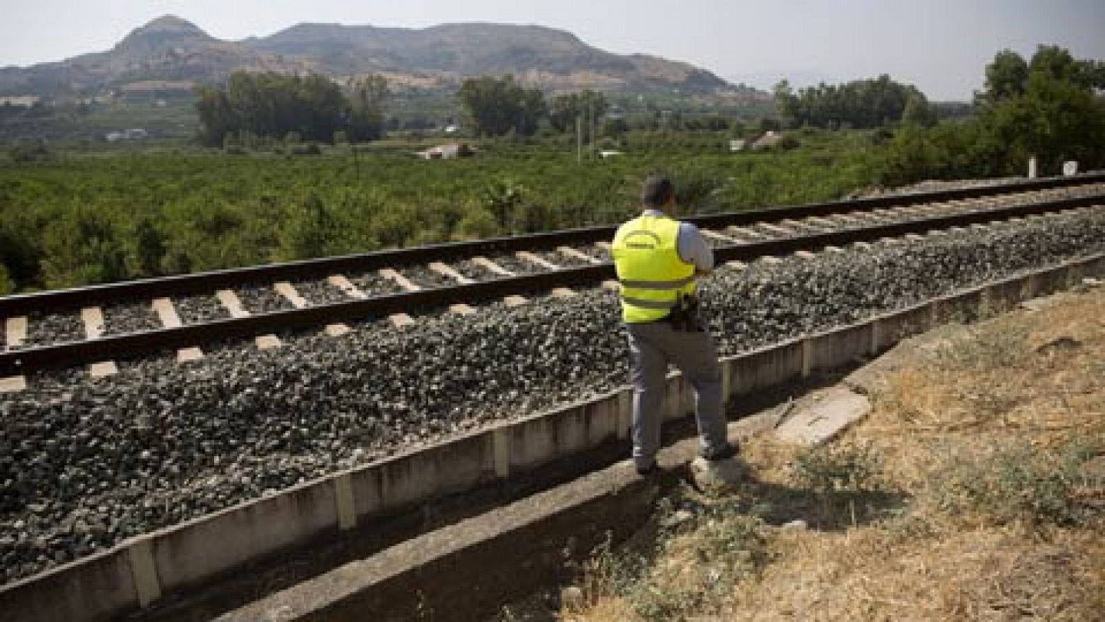 Telediario 1: Las cámaras de la estación de tren grabaron andando sola a la niña hallada muerta en Málaga | RTVE Play