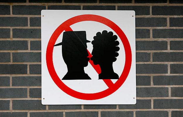  - 'Prohibido besarse' en la estación