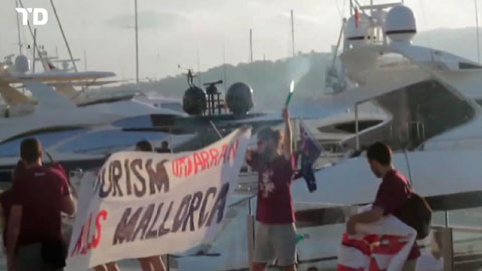 Telediario 1: Activistas de Arran, organización afín a la CUP, irrumpen en un restaurante y varios barcos en Palma | RTVE Play