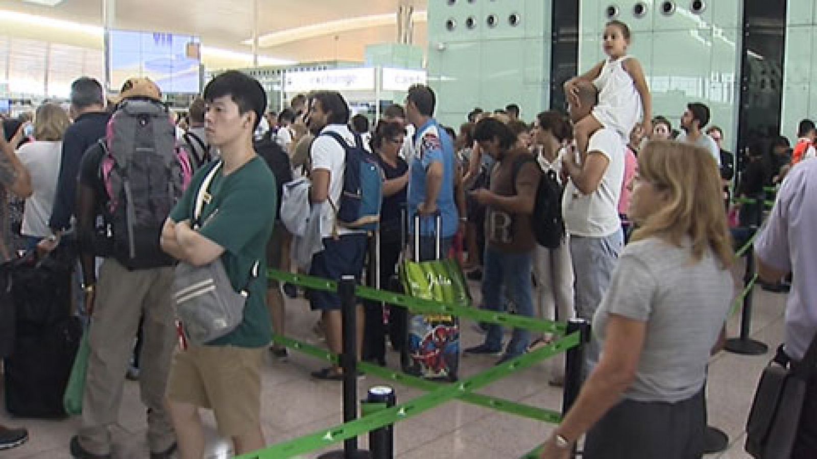 Telediario 1: Nueva jornada de colas en el aeropuerto de Barcelona  | RTVE Play