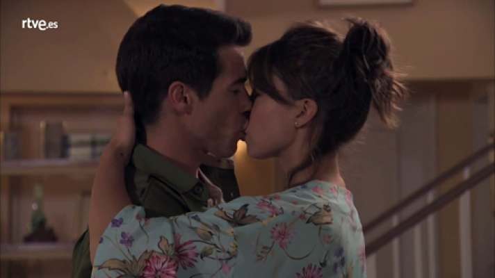 Rober y Alicia se besan tras declararse su amor