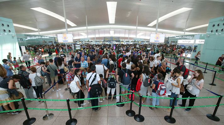 Telediario 1 - Comienza la huelga de los trabajadores de la empresa de seguridad en El Prat