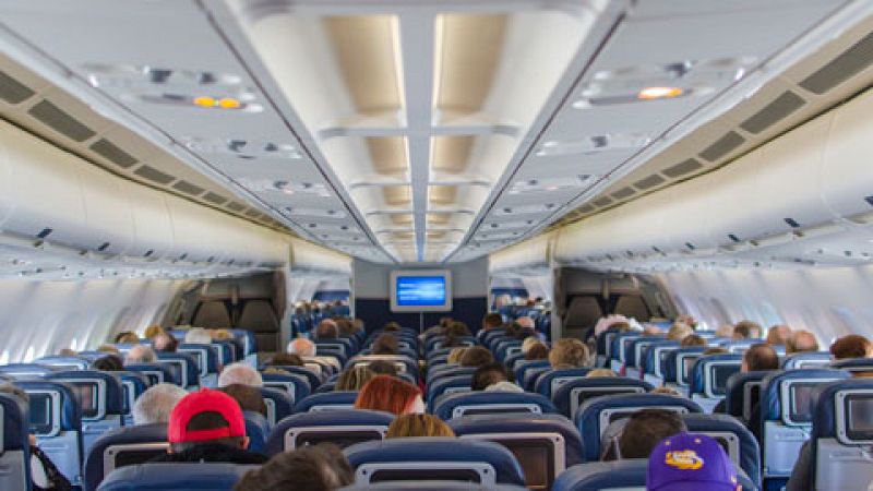 Más espacio entre los asientos de los aviones, una reclamación constante