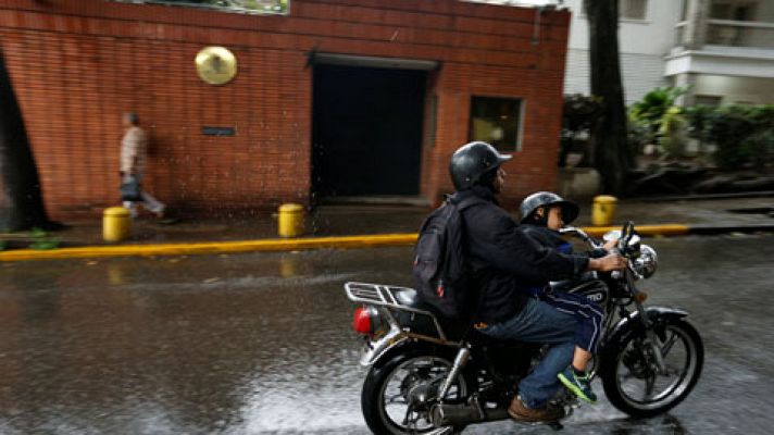 Un motorista lanza tres artefactos incendiarios contra la embajada española en Caracas
