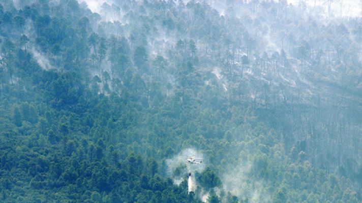 Se suman 24 medios aéreos al incendio de Segura de la Sierra en Jaén