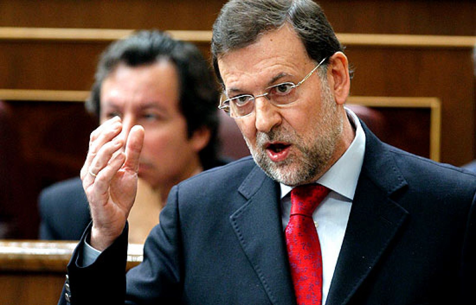 Rajoy "Si no cesa a Bermejo, se convierte en él" | Ver