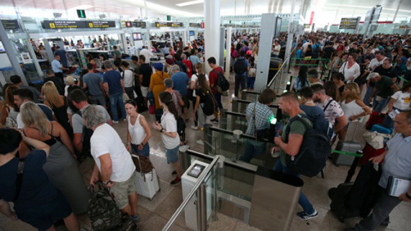 Largas colas por la mañana y normalidad por la tarde durante los paros del personal de seguridad en El Prat