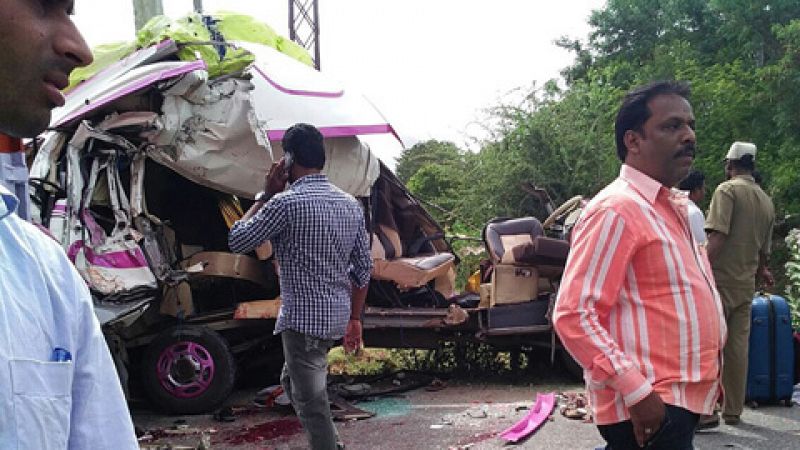 Mueren cuatro españoles en la India al chocar el minibús en el que viajaban con un camión