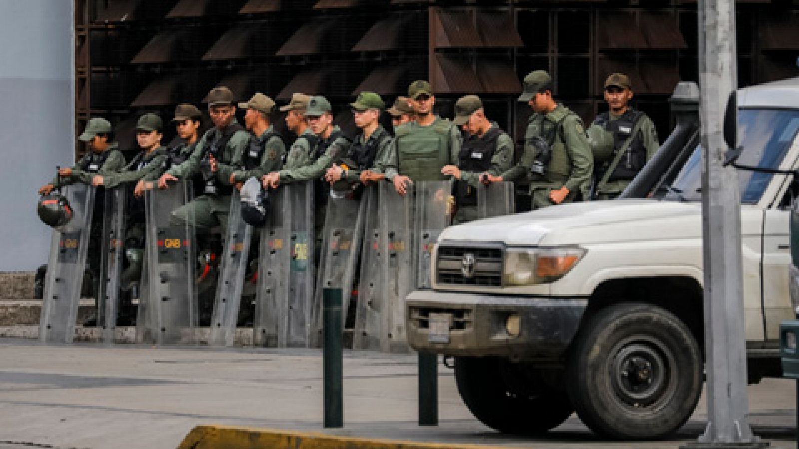 Telediario 1: La Guardia Nacional Bolivariana rodea la sede del Ministerio Público en Caracas | RTVE Play