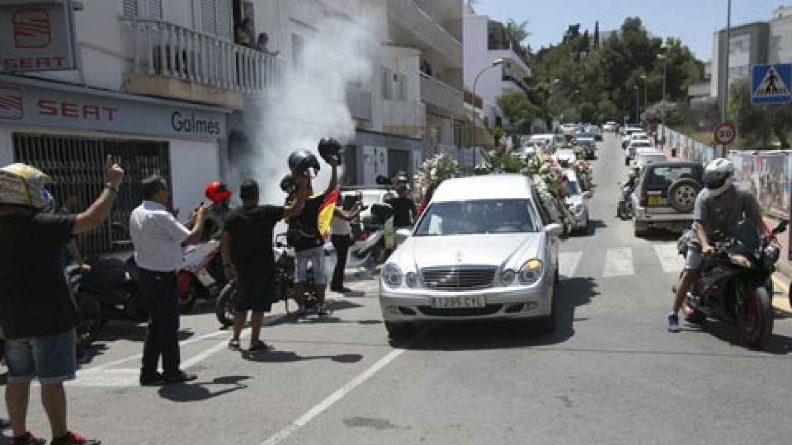 Telediario 1: Ibiza despide a Ángel Nieto en un emotivo funeral acompañado de 500 motos | RTVE Play