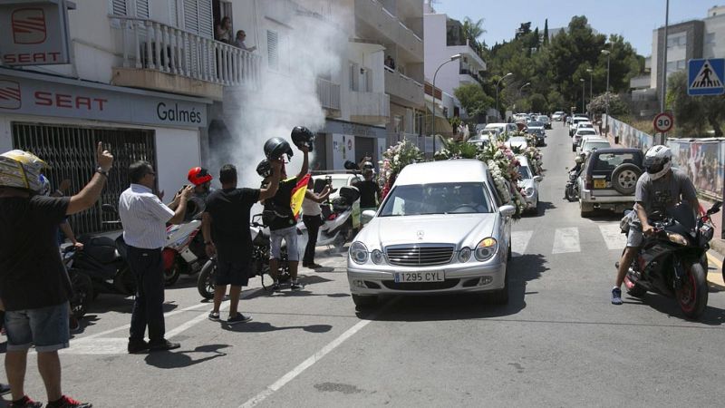 Ibiza despide a ngel Nieto en un emotivo funeral acompaado de 500 motos | Ver