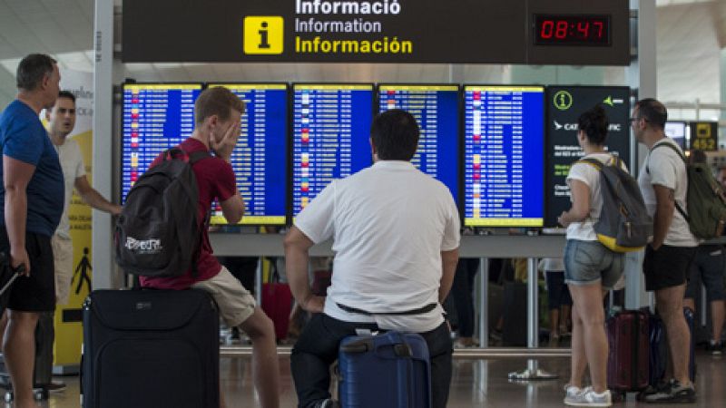 Los dos primeros paros parciales de los trabajadores de seguridad de El Prat provocan colas de treinta minutos