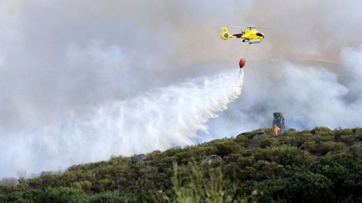 Un incendio en Ávila, cerca del Parque Regional de Gredos, obliga a cortar tres carreteras