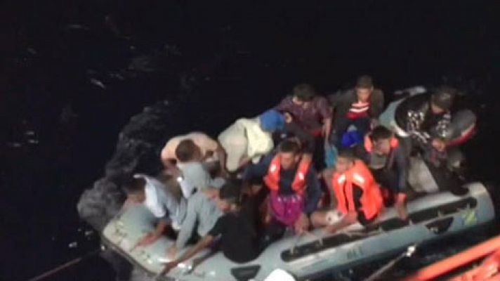 Informativo 24h - Rescatan a 12 inmigrantes de una patera interceptada a 55 millas de Cabo Gata