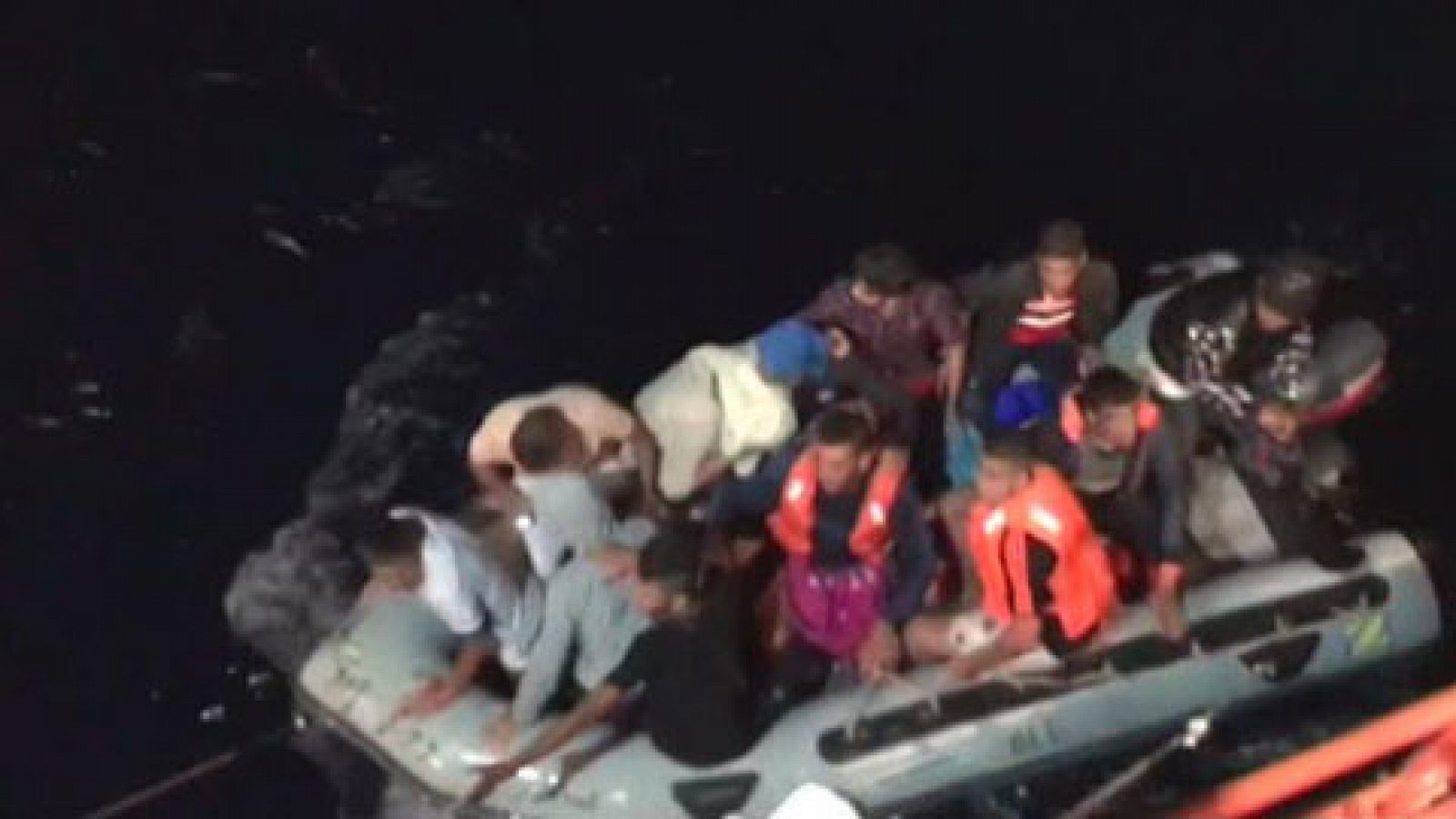 Rescatan a 12 inmigrantes de una patera interceptada a 55 millas de Cabo Gata