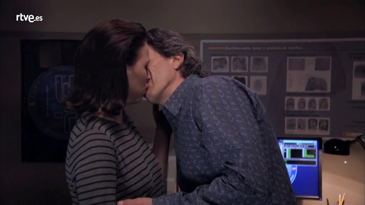 Servir y proteger - Martín y Laura se besan