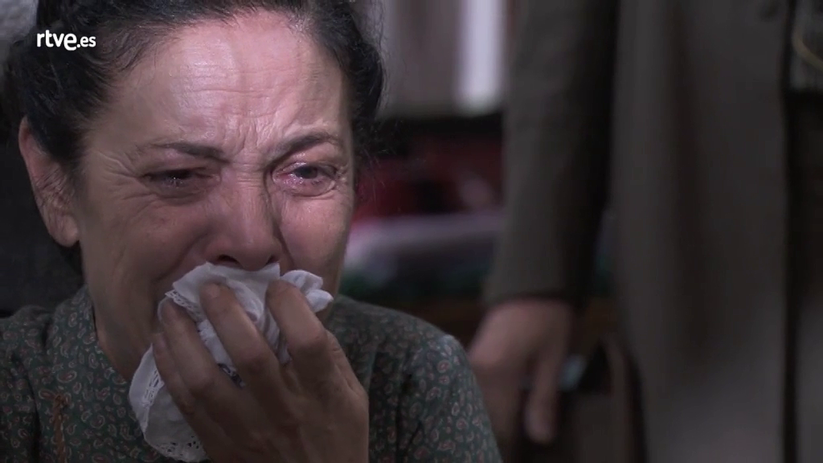 Acacias 38 - El comisario comunica a Fabiana que da por desaparecida a Doña Cayetana