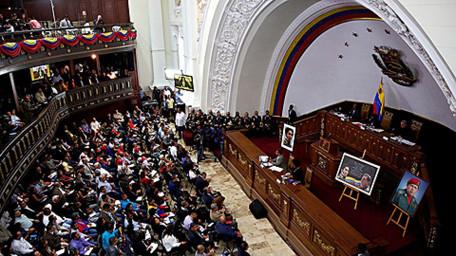 La Asamblea Constituyente de Venezuela celebra su primera sesión en el hemiciclo del Parlamento tras impedir el acceso de la oposición