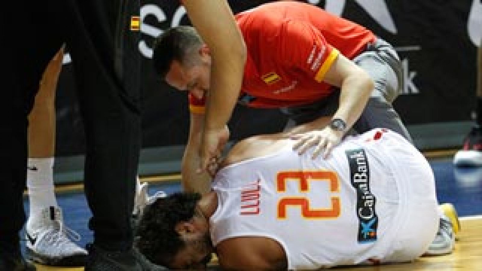 Telediario 1: Llull se rompe el ligamento cruzado anterior de la rodilla derecha | RTVE Play