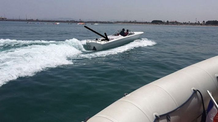 Telediario 1 - Una lancha con 40 inmigrantes desembarca en una playa de Cádiz