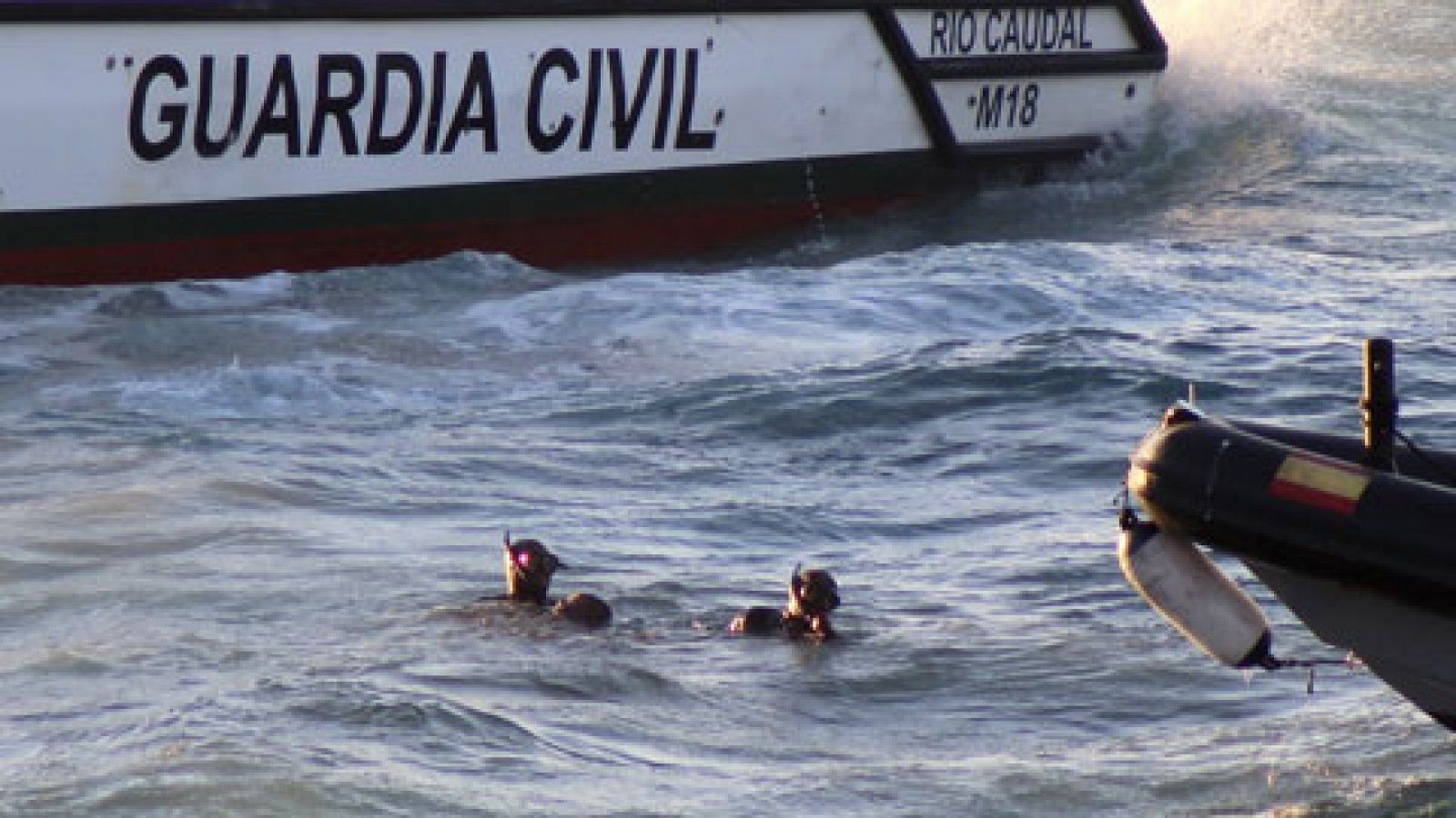 Telediario 1: Fallece un inmigrante al ser arrojado al mar de la moto de agua que lo transportaba | RTVE Play