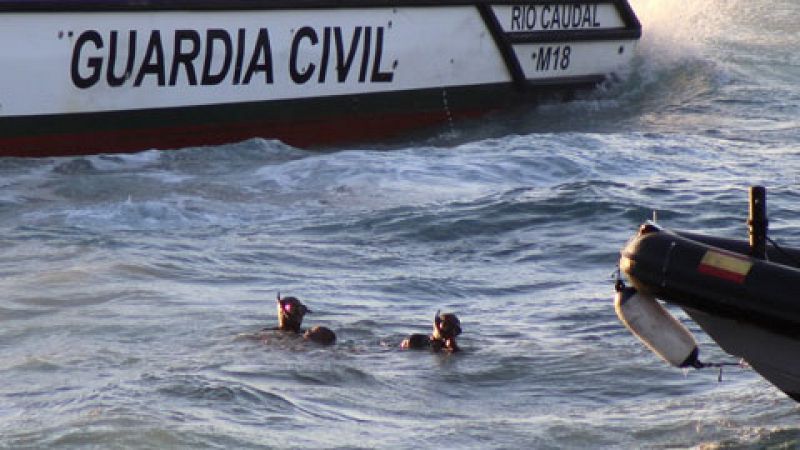 Fallece un inmigrante al ser arrojado al mar de la moto de agua que lo transportaba