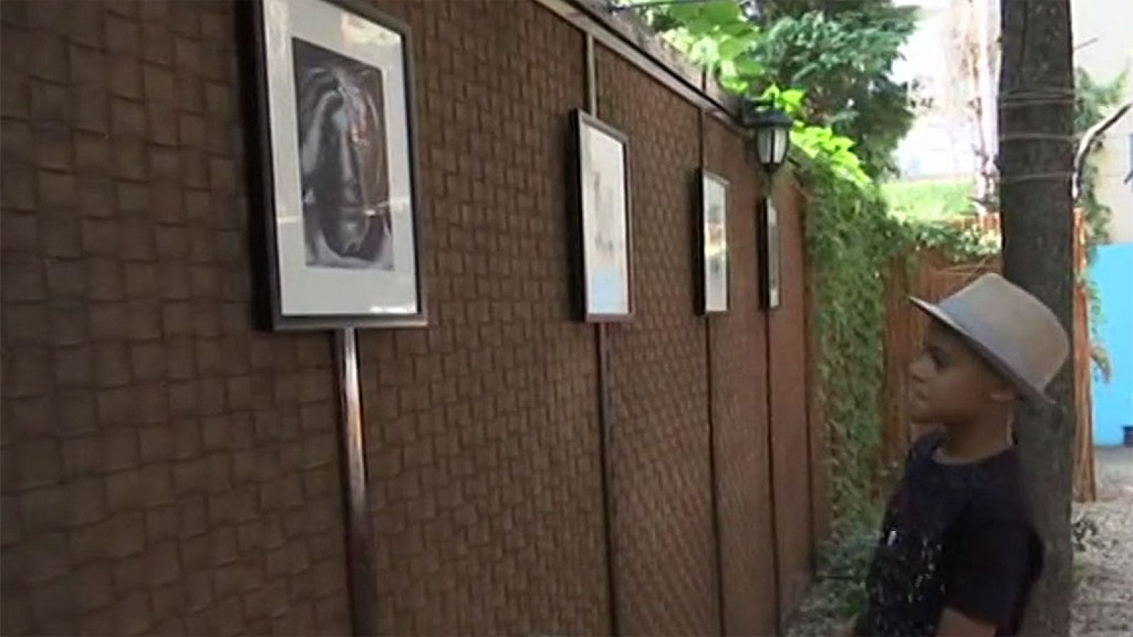 Un niño refugiado conocido como 'el pequeño Picasso' expone sus obras por primera vez | Ver