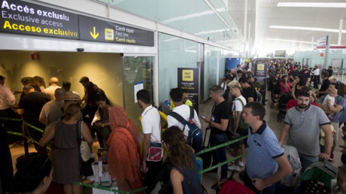 Informativo 24h - Colas de más de una hora en El Prat antes del comité de crisis que encabeza De la Serna