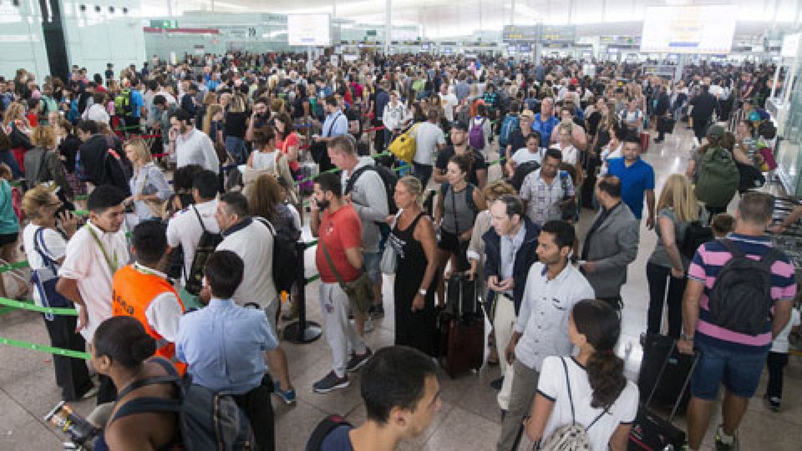 Informativo 24h: El Gobierno enviará más Guardia Civil al aeropuerto de Barcelona-El Prat | RTVE Play