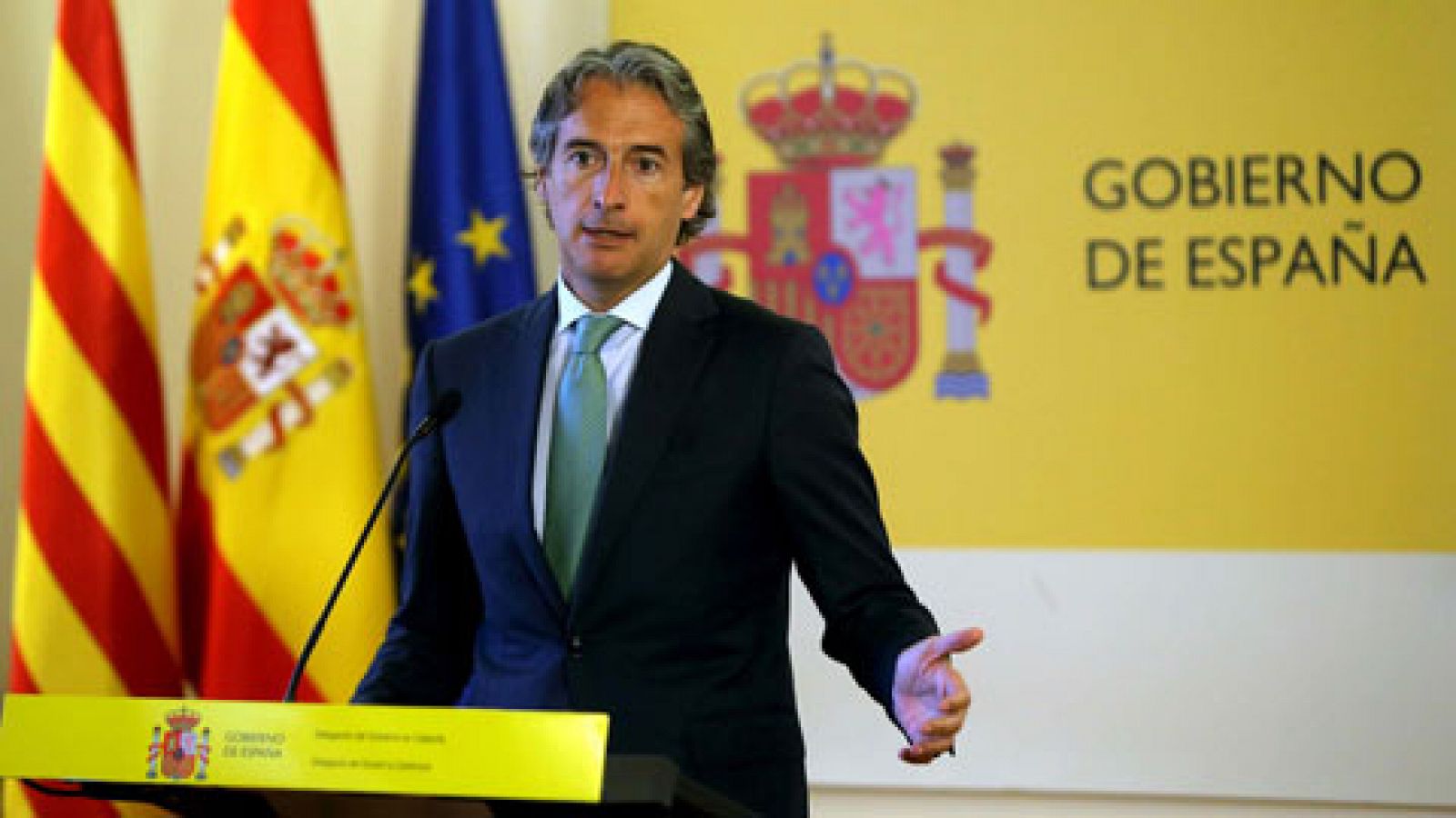 De la Serna anuncia que el Gobierno "intensificará" la presencia de Guardia Civil en El Prat