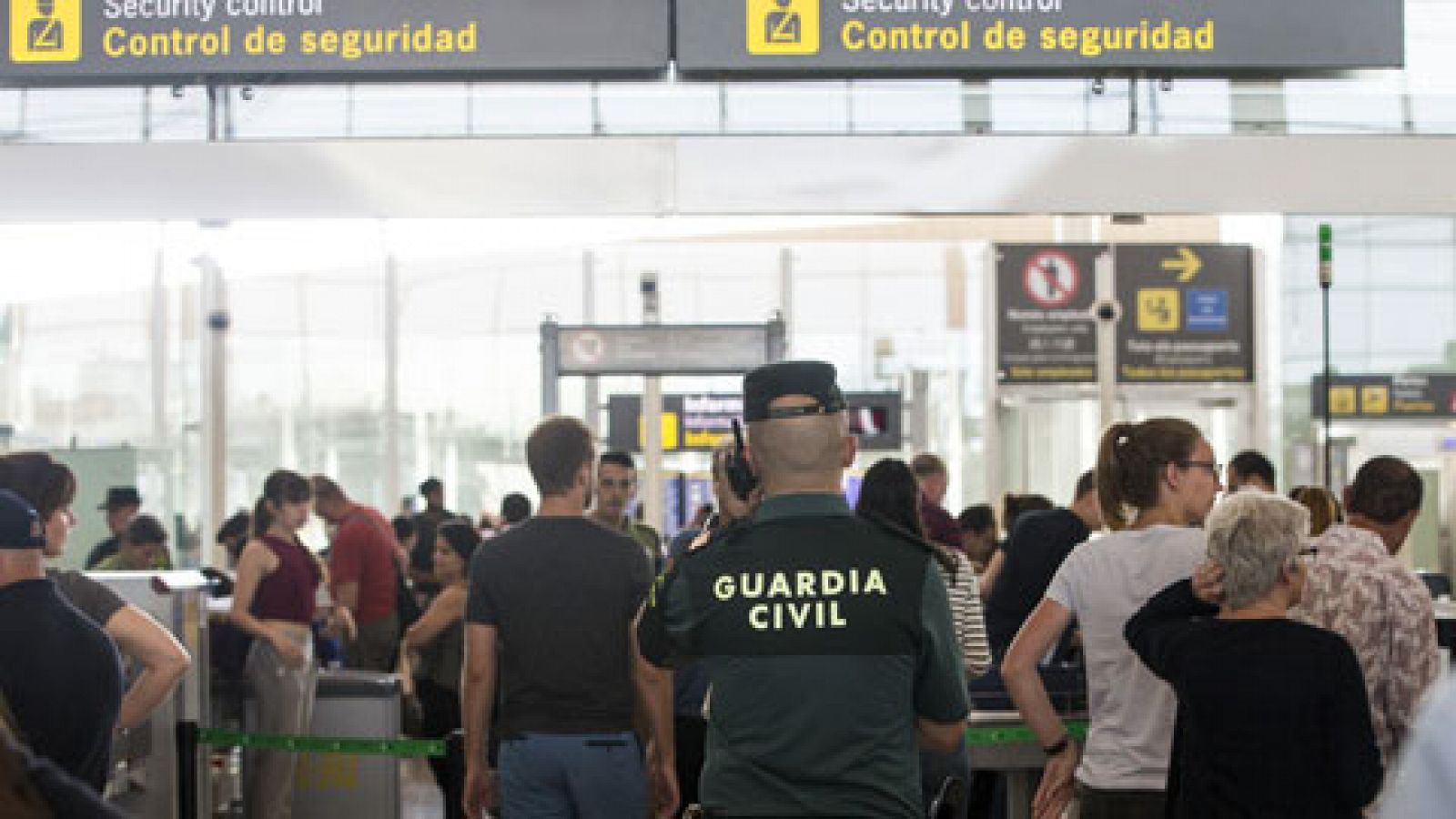 Telediario 1: El Gobierno intensificará la presencia de la Guardia Civil en los controles de seguridad de El Prat por la huelga | RTVE Play