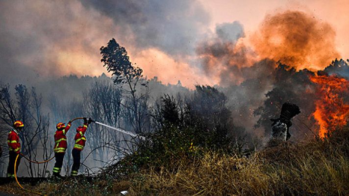 Telediario 1 - Portugal lucha contra ocho incendios simultáneos en el peor verano de fuego en una década
