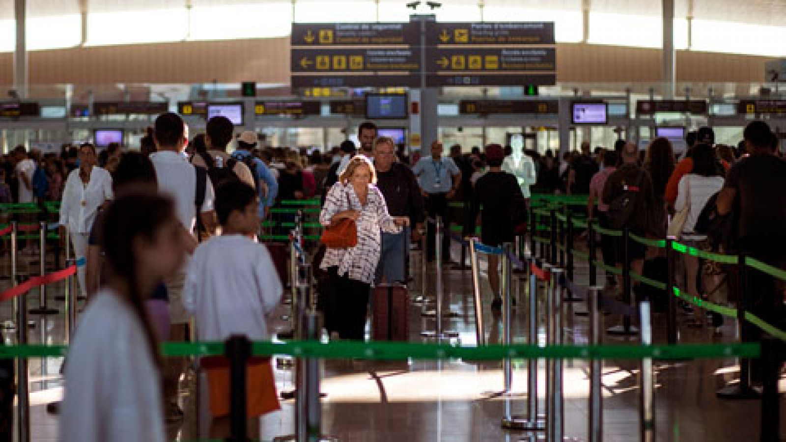 Telediario 1: El aeropuerto de Barcelona vive una jornada tranquila | RTVE Play