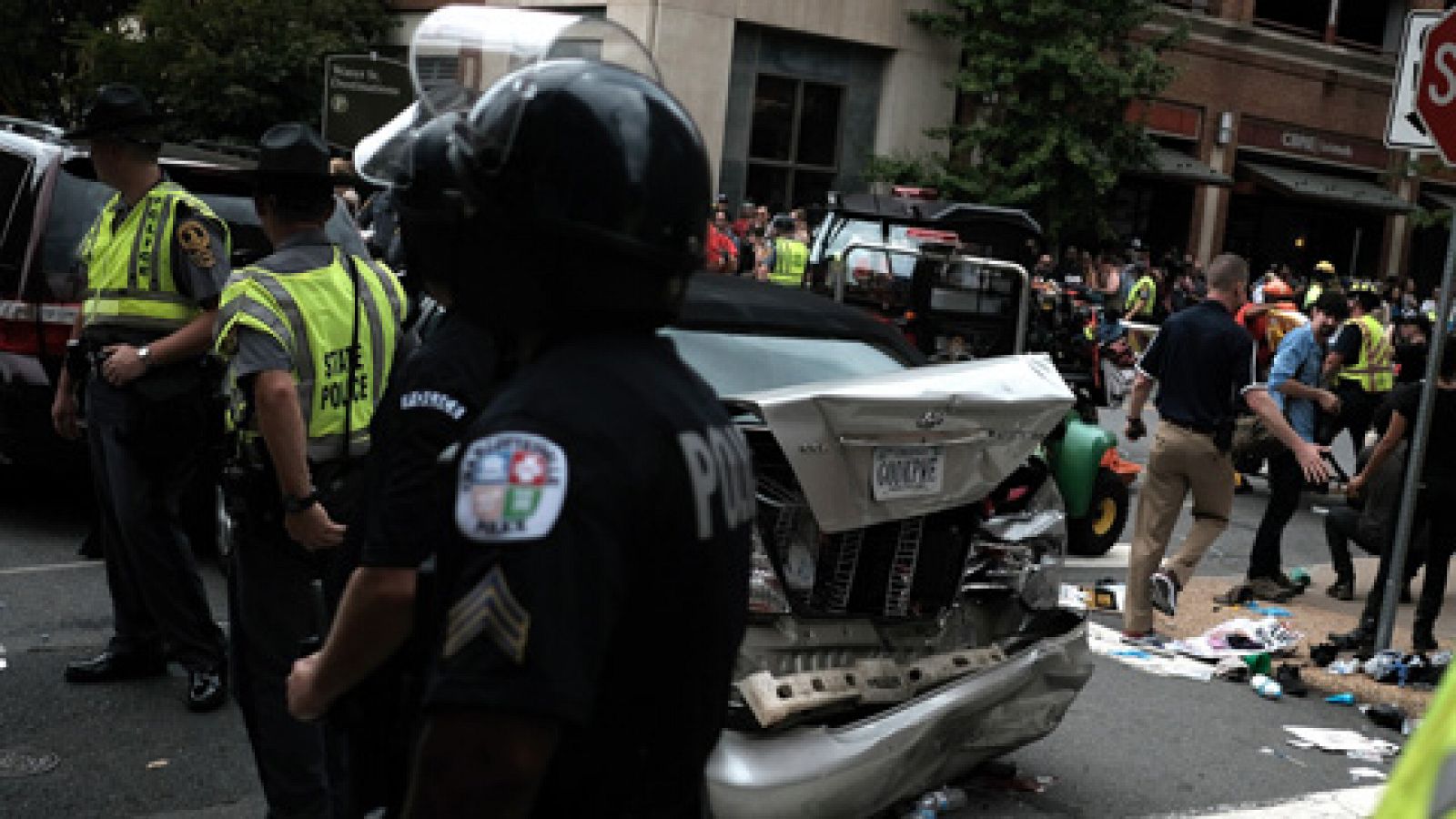 Telediario 1: Un coche arrolla a un grupo de personas en EE.UU. | RTVE Play