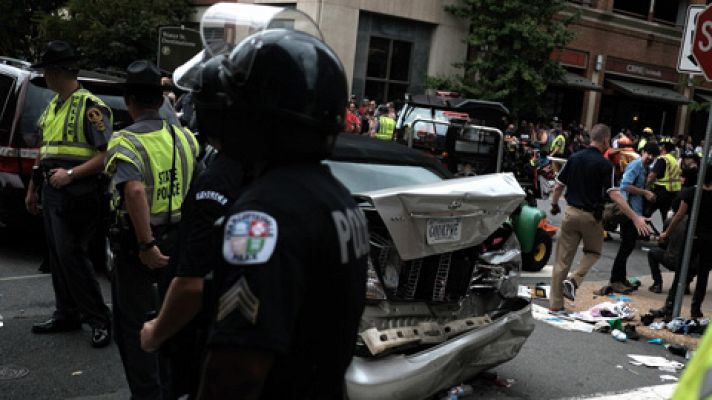 Un coche arrolla a un grupo de personas en EE.UU.