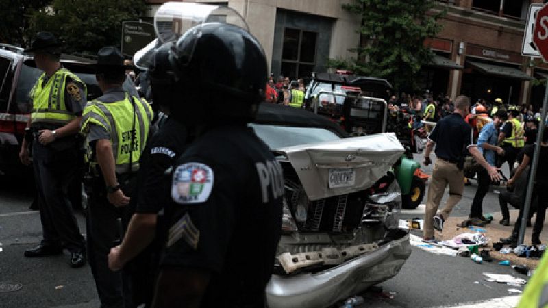 Un coche arrolla a un grupo de personas en Charlottesville