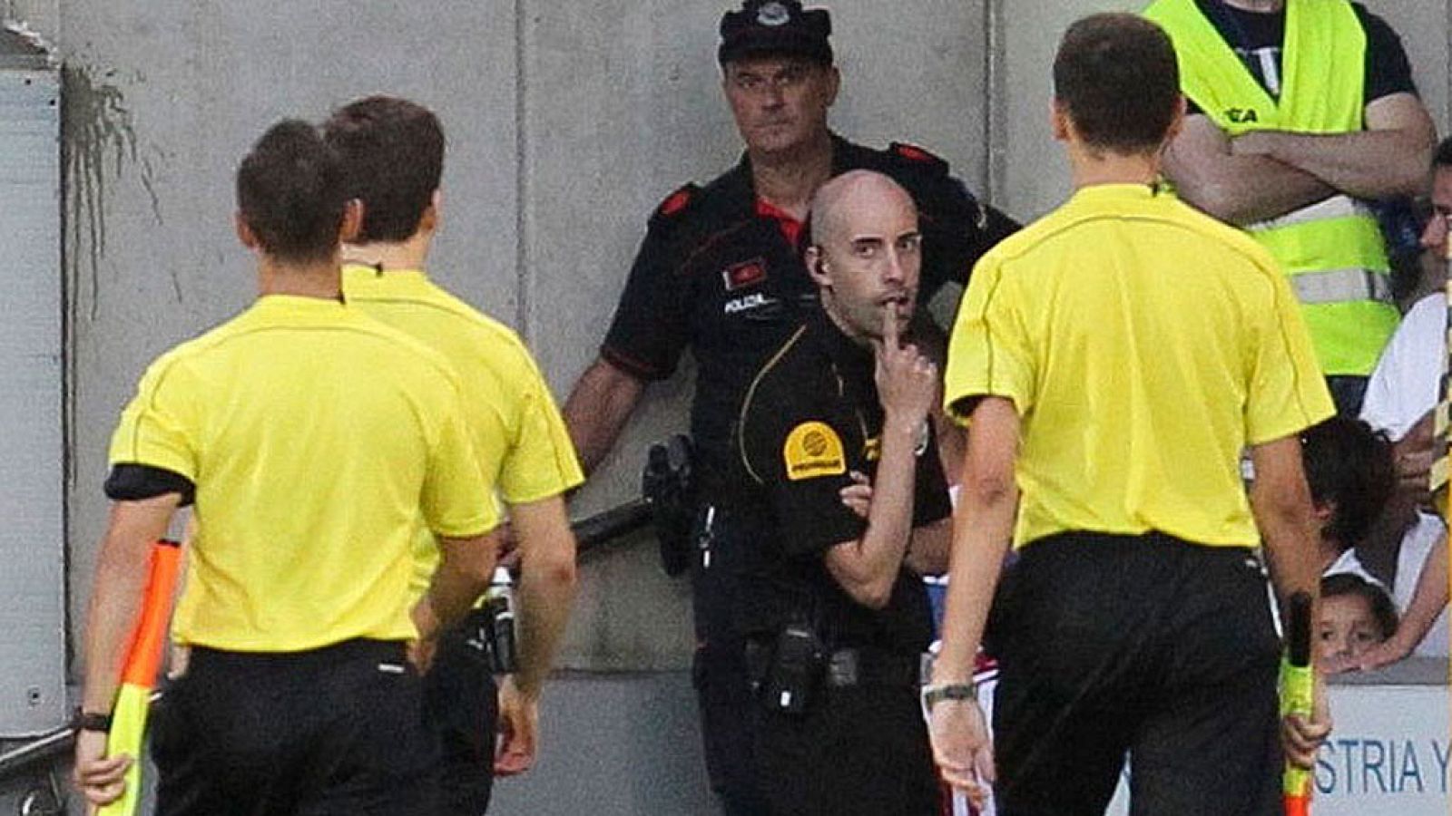 El trío arbitral abandona el Athletic - Alavés por falta de deportividad