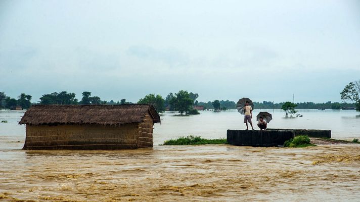 Telediario 1 - 69 turistas españoles están atrapados en Nepal