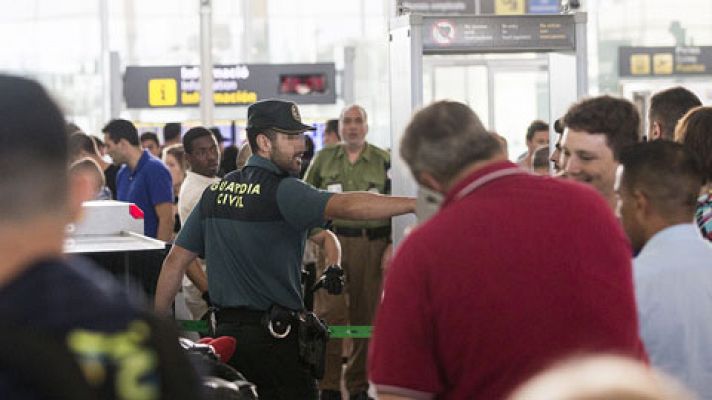 Primera jornada de huelga indefinida de los trabajadores de seguridad de El Prat sin colas