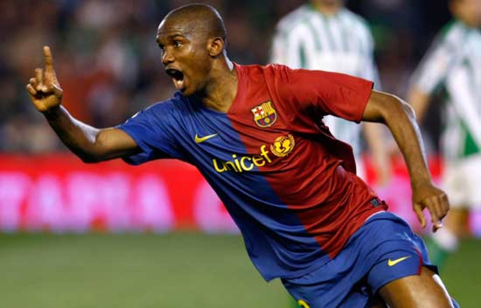 El presidente del Fútbol Club Barcelona, Joan Laporta, ha salido en defensa del jugador Samuel Eto'o, que una vez más realizó unas polémicas declaraciones.