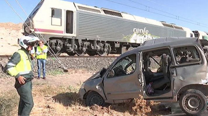 Informativo 24h - Dos hombres mueren al ser arrollado por un tren el coche en el que viajaban en un paso a nivel en Almagro