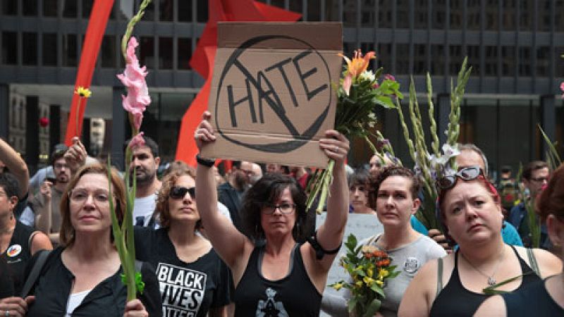 La Casa Blanca trata de capear las críticas contra Trump por su tibieza en la condena del ataque de Charlottesville