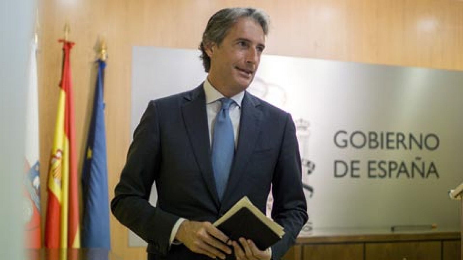 El Gobierno celebrará un Consejo de Ministros extraordinario este miércoles por la tarde para analizar la situación en el aeropuerto de El Prat tras la convocatoria de la huelga indefinida de los vigilantes de Eulen.Así lo ha confirmado el ministro d