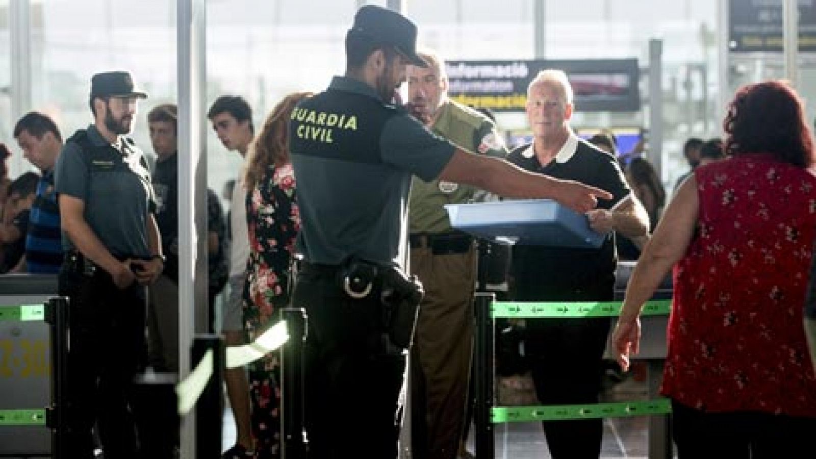 La presencia de la Guardia Civil en los controles de seguridad del Aeropuerto de Barcelona-El Prat ha reducido el impacto de la huelga de 24 horas indefinida de los trabajadores de Eulen con colas habituales para un día normal de agosto e inferiores 